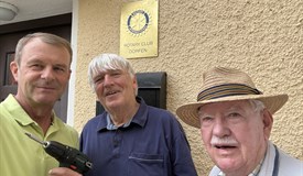 Martin, Ferdinand und Jürgen vor dem neu angebrachten Rotary-Schild.