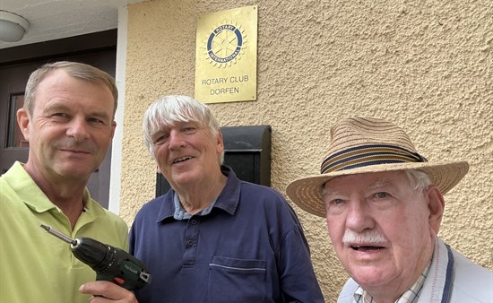 Martin, Ferdinand und Jürgen vor dem neu angebrachten Rotary-Schild.